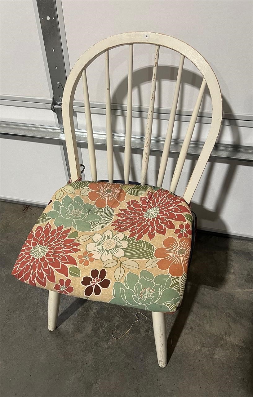 VINTAGE WOODEN CHAIR W/CUSHION