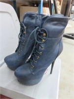 SIZE 7.5 NAVY BOOTS