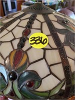ANTIQUE ROADSHOW TIFFANY LIKE STAINED GLASS LAMP