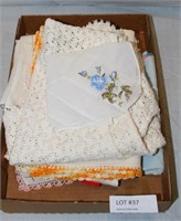 MIXED LOT OF TABLE LINENS AND HANDKERCHIEFS