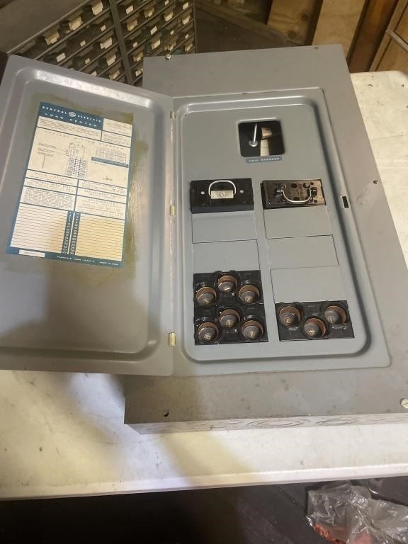 Electrical fuse breaker box