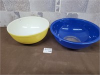 2 Pyrex glass mixing bowls