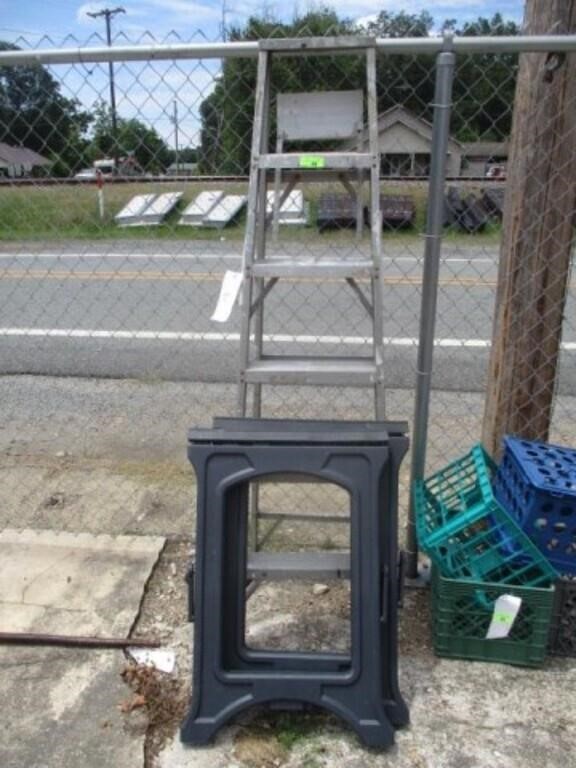 6' aluminum ladder and plastic sawhorses