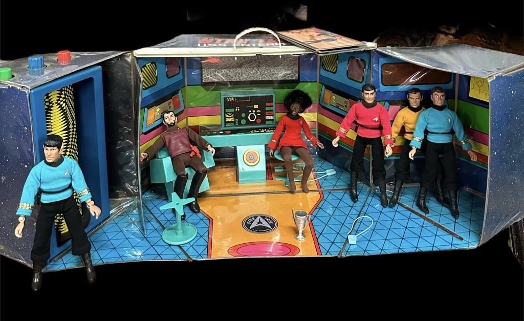 Preowned Star Trek Station w’ (6) Action Figures