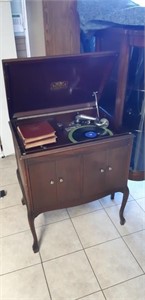 1922 Victrola Record player, working, w/records &