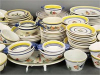 Large group Quimper dinnerware incl. 10" plates,