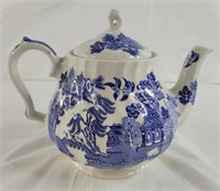 Vintage Sadler England Blue Willow teapot