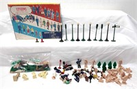 Plasticville 1619 Citizens in box loose trees peop