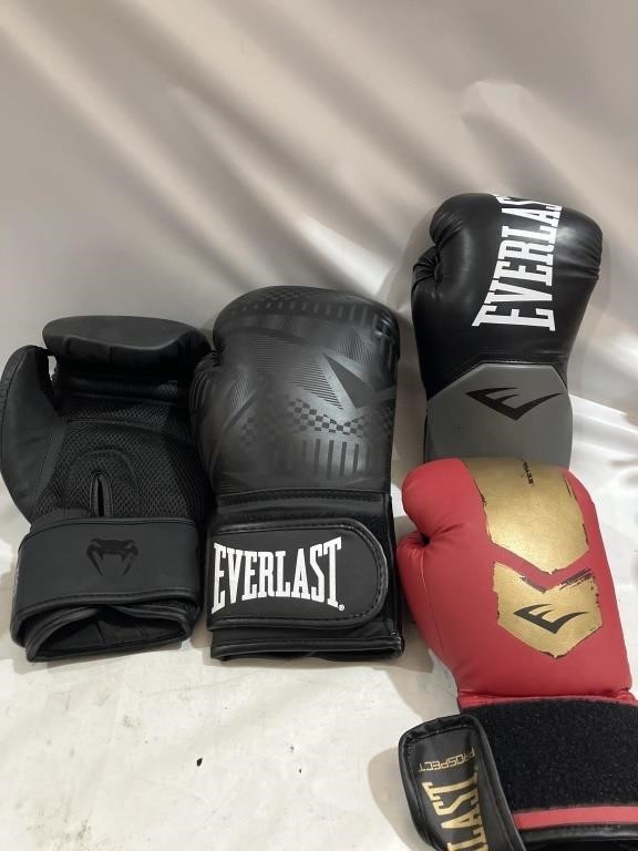 Set of 4 boxing gloves with different sizes and