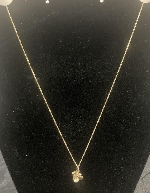 Ladies 10k gold necklace w/ pendant.