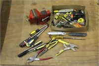 BOX OF ASSORTED HAND TOOLS AND VISE