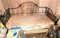 Victorian style daybed w/trundle pull out