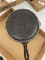 GRISWOLD 8IN CAST IRON PAN
