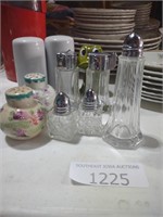 salt/ pepper shakers