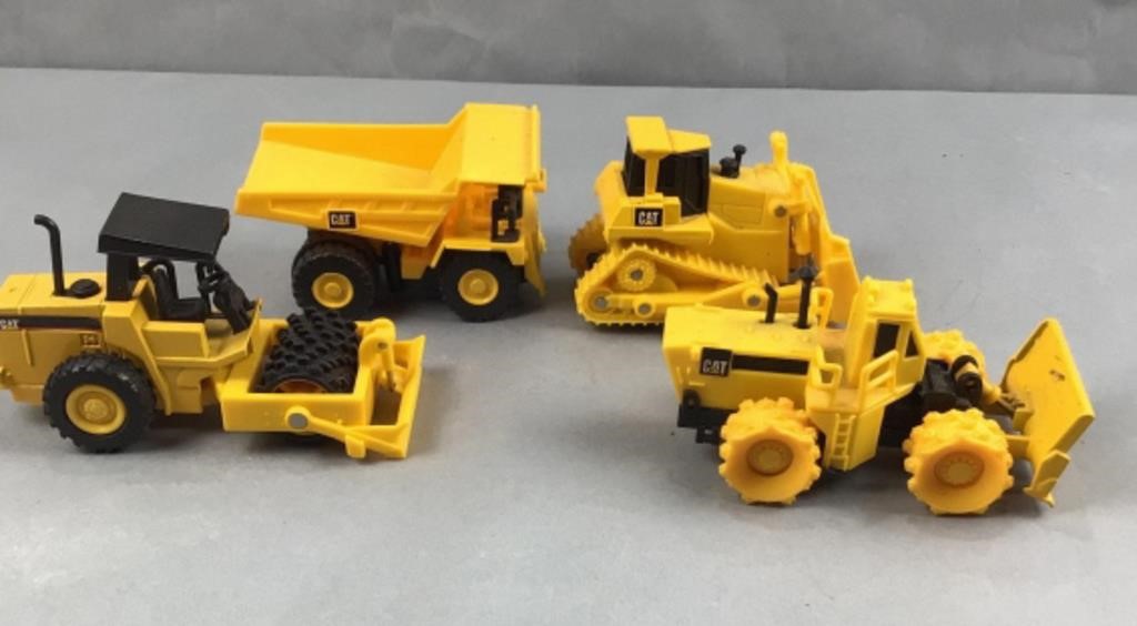 4 Caterpillar Tractor Co plastic models