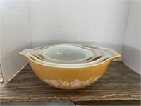 Vintage nested Pyrex bowls