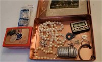 Tin with costume jewelry, vintage "Beautiful