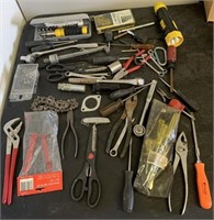 X - MIXED LOT HAND TOOLS (G8)