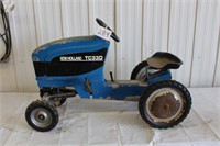 NH TC33D pedal tractor