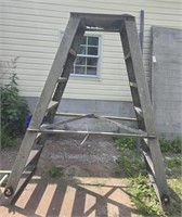 DOUBLE SIDED ALUMINUM LADDER WITH PLATFORM