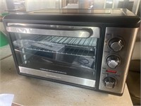 Like New Hamilton Beach toaster oven