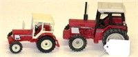 2x- IH 1/32 Tractors
