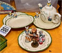 Merry Mouse tales teapot w/ 4 plates +