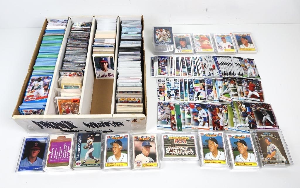 HUGE LOT OF BASEBALL CARDS