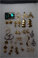 35 COSTUME JEWELRY DIFFERENT EARRINGS LOT