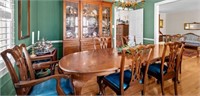 Lovely dining room table & 4 chairs 2 captain
