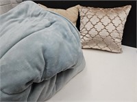 Full / Queen Cudd Duds Softt Blanket & Pillows