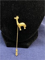 Gold tone giraffe pin