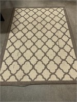 BROWN AND TAN AREA RUG 6FT 10IN X 5FT