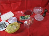 Kitchen item lot.