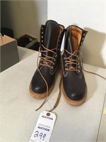 Men's insulated size 10 boots (appears new)