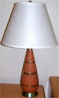 A MATCH PAIR OF MID-CENTURY TABLE LAMPS WITH