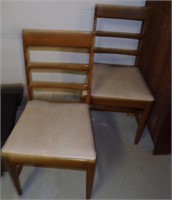 2 dinning chairs (Match chairs in LOT#33)
