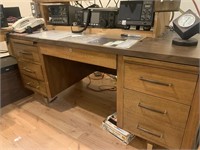 Vintage Wood Desk in excellent Condition.