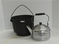 11.5" FOOTED CAST IRON POT W/ KETTLE