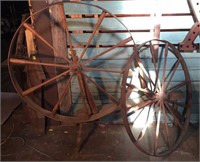 Spinning wheel with extra wheel