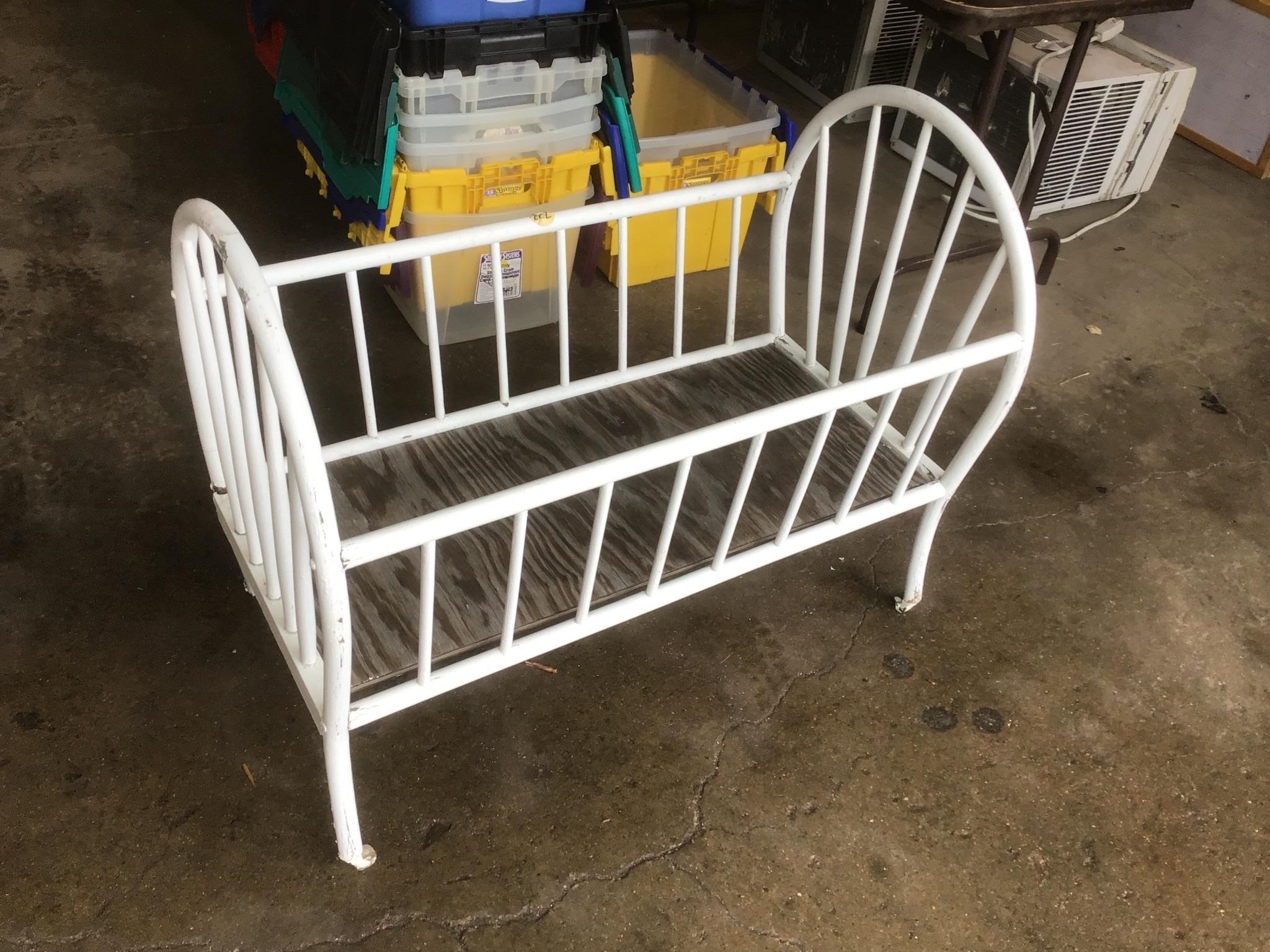 Vintage wood bassinet, one leg damaged ***