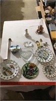 Decorative Collector plates, kerosene lamp (