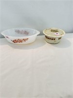 2 BAKING DISHES: PYREX W/LID AND GLASBAKE