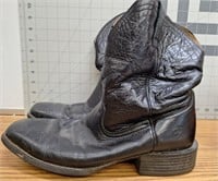 Used mens size 10D Ariat boots (10015291)