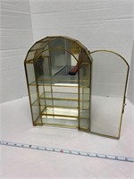 Close able mirrored display case