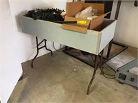 FOLDING TABLE