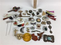 Costume jewelry brooches, barrettes incl.