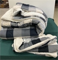 Comforter and pillow covers 102 x 90