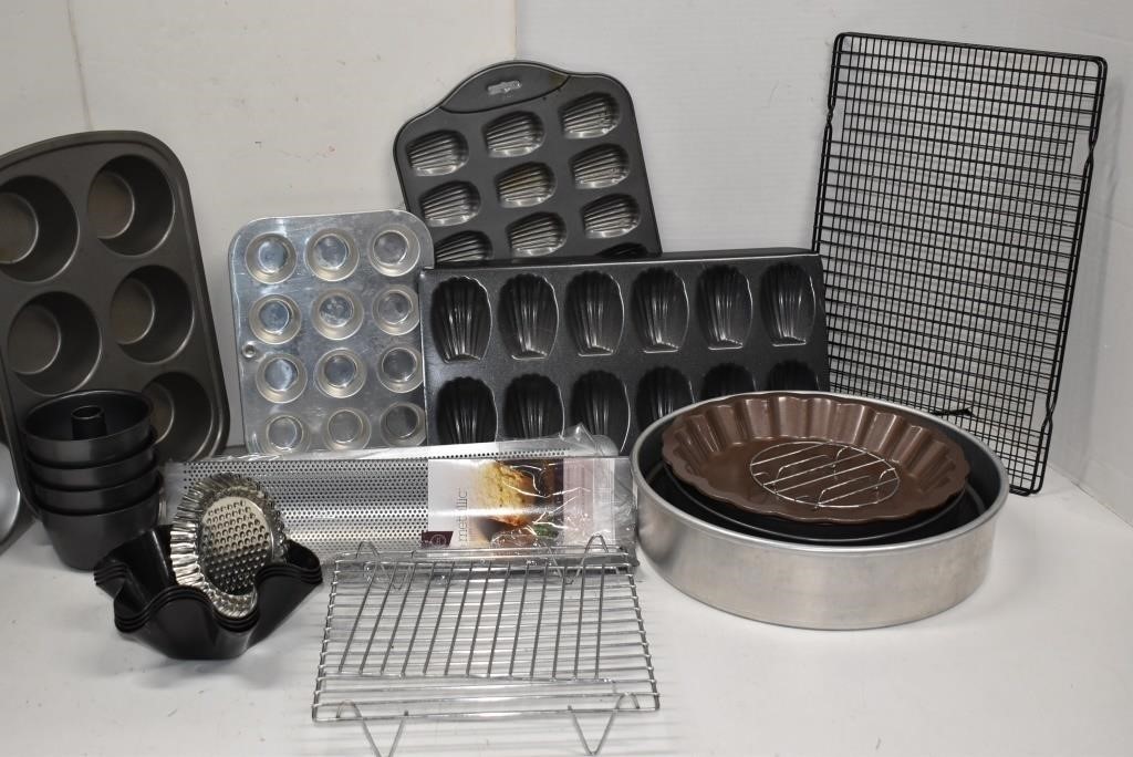 Bakeware. Muffin Pans, Cake Pans, Cooling Racks