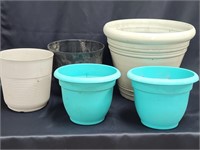 ASSORTMENT OF FLOWER POTS